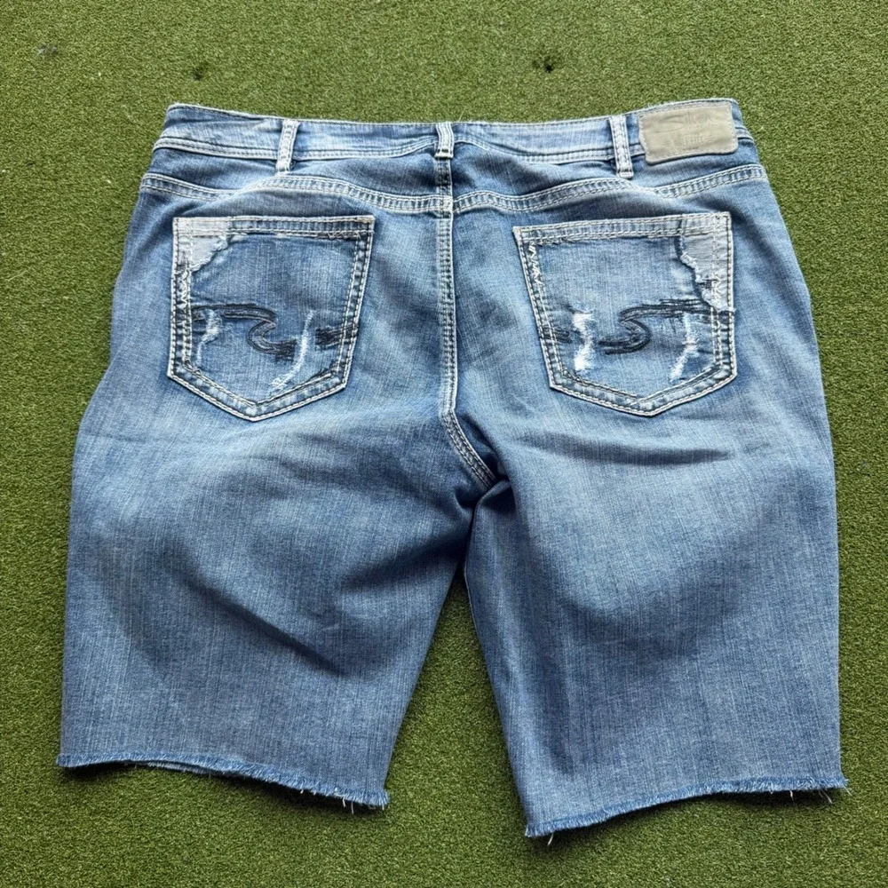 Silver Jeans Co Suki Capri Denim Shorts Medium Wash Distressed Raw Hem Size 16